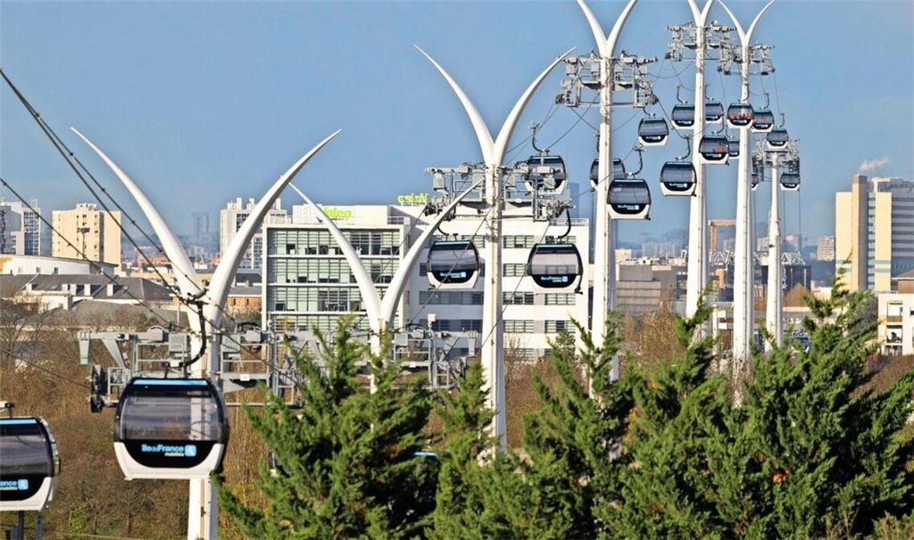 Die erste Seilbahnverbindung im Großraum Paris ist seit Ende letzten Jahres in Betrieb. Stuttgart debattiert ausführlich über das Für und Wider einer solchen Lösung.
