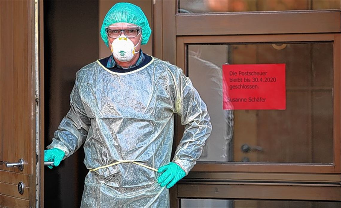 Die erste improvisierte Praxis im Enzkreis, die potenzielle Corona-Patienten testet, nimmt heute in der Maulbronner Postscheuer ihren Betrieb auf. Hier werden nur Kranke untersucht, die dort von ihrem Arzt hingeschickt werden. Dr. Till Neugebauer (im Bild) und seine Mitstreiter sind dankbar für die Unterstützung, die sie für ihr Projekt von vielen Seiten erhalten haben.Foto: Disselhoff
