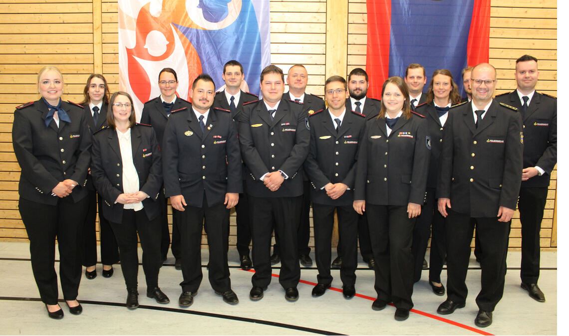 Die erste stellvertretende Kreisvorsitzende Stefanie Dörre (li.) ehrt mit dem Vorsitzenden des Feuerwehrverbandes Enzkreis, Kevin Rössle (re.), und Kreisbrandmeister Carsten Sorg (vorne, re.) zahlreiche Jugendleiterinnen und Jugendleiter. Foto: Prokoph