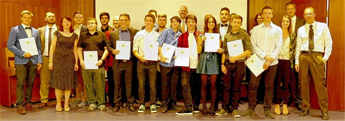 Die ersten Abiturienten des Technischen Gymnasiums und ihre Lehrer.