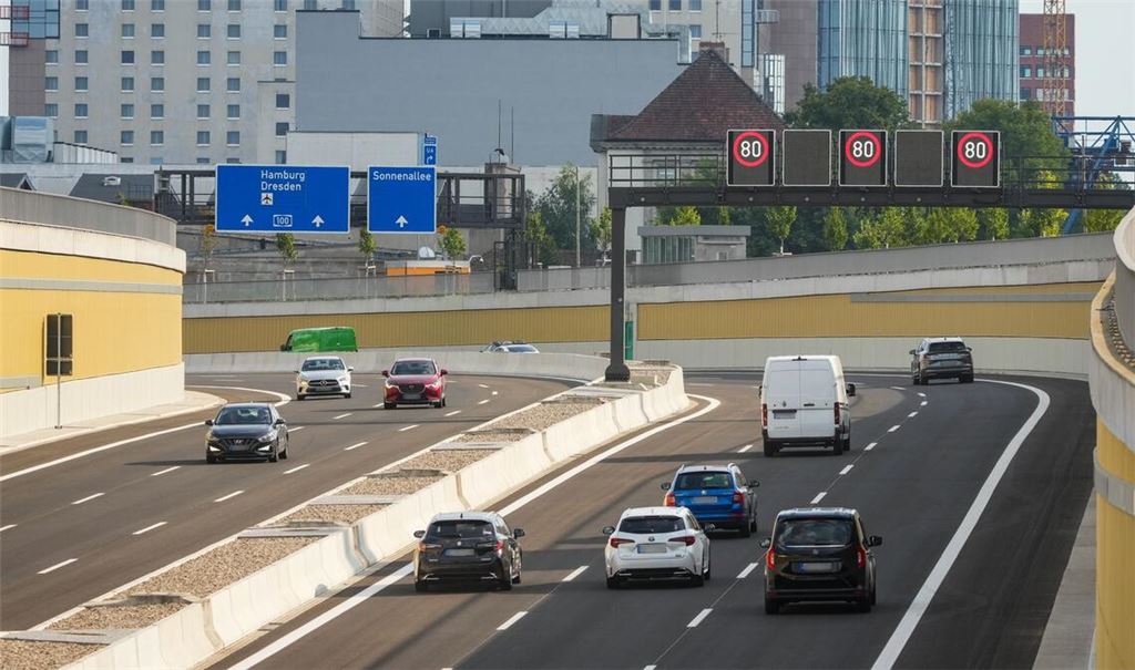 Die ersten Fahrzeuge rollen über das neue Teilstück der A100 in Berlin.