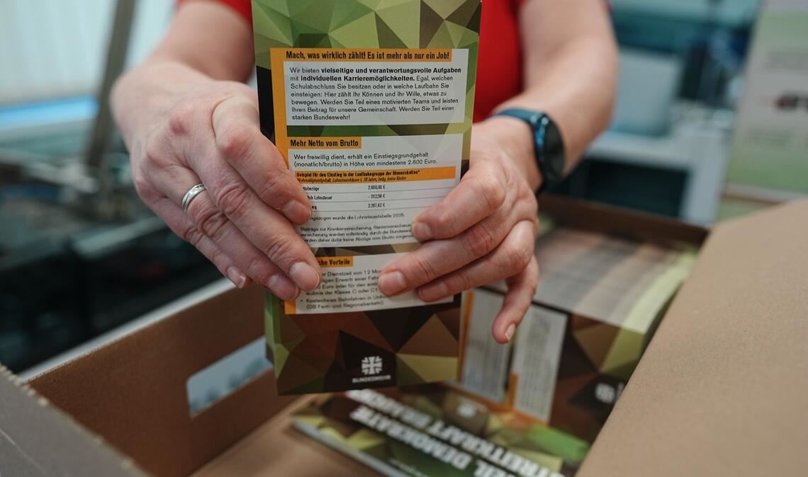 Die ersten Fragebögen und Broschüren sollten am Montag bei den volljährig Gewordenen des Jahrgangs 2008 ankommen.