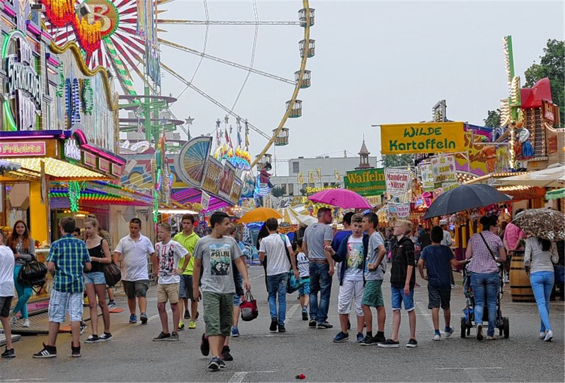 Die ersten Neugierigen bummeln über den Messplatz. Am Ende sollen es nach zehn Kirmestagen rund 300000 Besucher sein. Foto: Roth