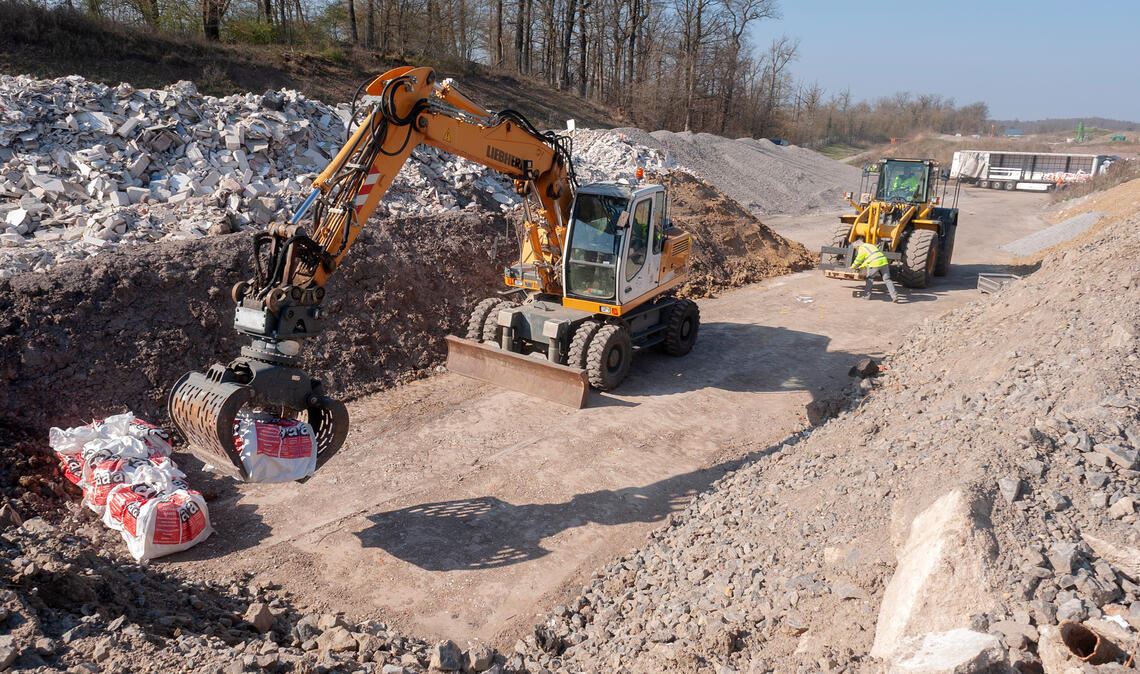 Die ersten Säcke mit Bauschutt aus dem Atomkraftwerk: Sie enthalten asbesthaltigen Beton, sind aber nicht radioaktiv belastet. Fotos: Fotomoment
