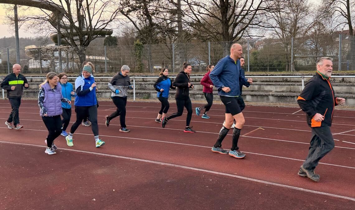 Die ersten Schritte auf dem Weg zum Fünf-Kilometer-Lauf. Die Teilnehmer von „Laufend fit“ starten in die Vorbereitung auf die Laufsaison. Fotos: Klassen