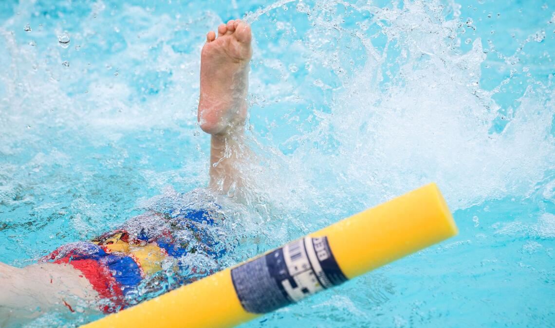 Die ersten Schwimmzüge fallen vielen Kindern schwer. (Symbolbild)
