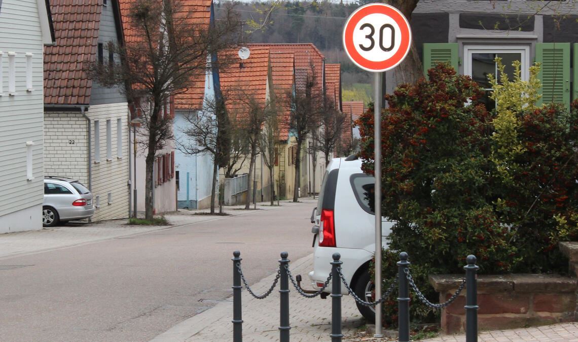 Die ersten Tempo-30-Schilder sind in Pinache an der Ortsdurchfahrt aufgestellt worden. Foto: Prokoph