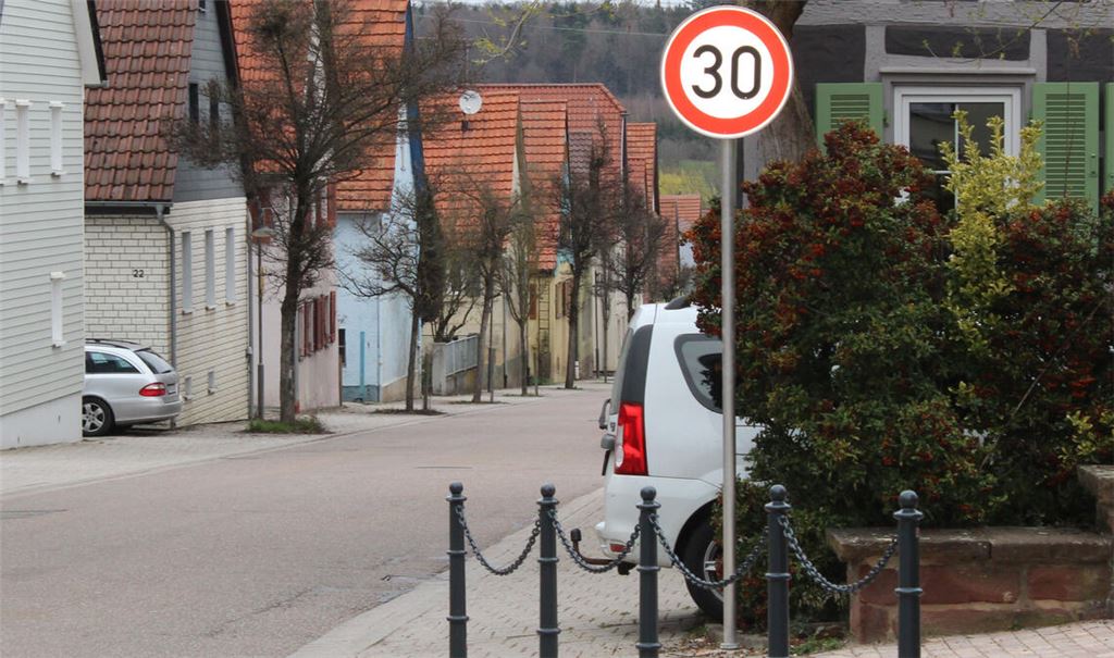 Die ersten Tempo-30-Schilder sind in Pinache an der Ortsdurchfahrt aufgestellt worden. Foto: Prokoph