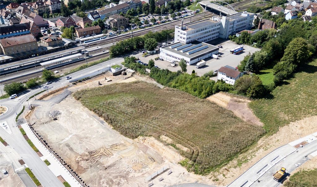 Die ersten Vorbereitungen laufen: Rechts neben dem Kreisel ist die Baugrube für das Craiss-Gebäude ausgehoben. Im September startet der Bau. Foto: Fotomoment
