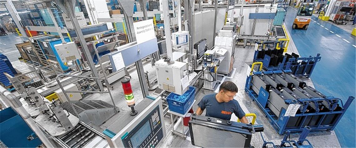 Die europäische Schuldenkrise ist ein Grund für die prekäre Situation des Automobilzulieferers Behr: Montage von Modulen im Werk Mühlacker.Foto ©: Behr GmbH&Co.KG