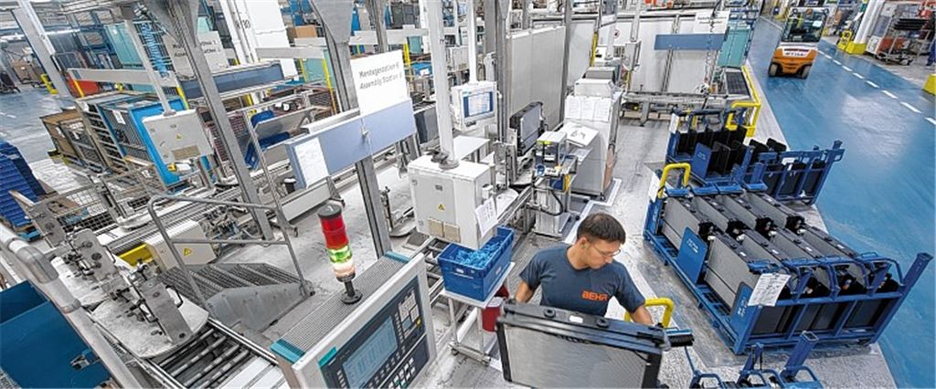 Die europäische Schuldenkrise ist ein Grund für die prekäre Situation des Automobilzulieferers Behr: Montage von Modulen im Werk Mühlacker.Foto ©: Behr GmbH&Co.KG