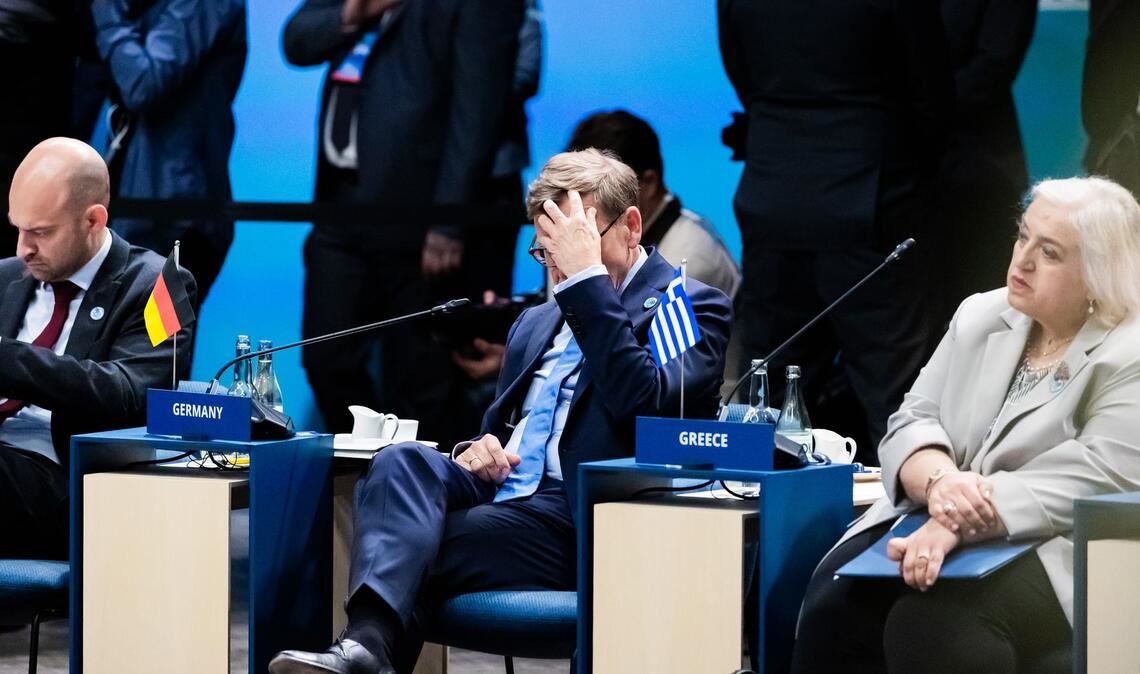 Die europäischen Alliierten müssen nun beraten, was sie Trump beim Gipfel anbieten können. Hier sind der deutsche Außenminister Johann Wadephul (CDU, M) und seine Kollegen aus Frankreich und Griechenland zu sehen.