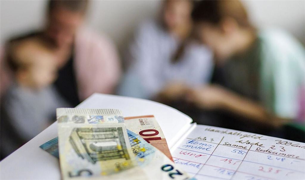 Die finanziellen Sorgen von Eltern minderjähriger Kinder nehmen einer Umfrage zufolge zu. (Symbolbild)