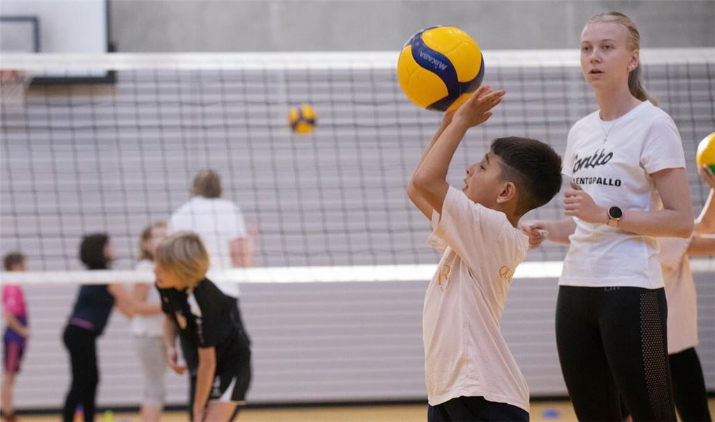 Die finnische Trainerin Nessa Ikonen (re.) betreut die Neuzugänge bei den Übungen mit dem Volleyball. Fotos: Fotomoment