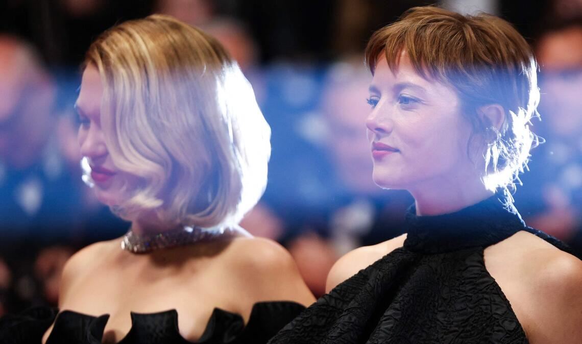 Die französische Schauspielerin Lea Seydoux (l) und die deutsche Schauspielerin Jella Haase kommen zur Vorführung des Films "Gentle Monster" bei der 79. Ausgabe der Filmfestspiele von Cannes.