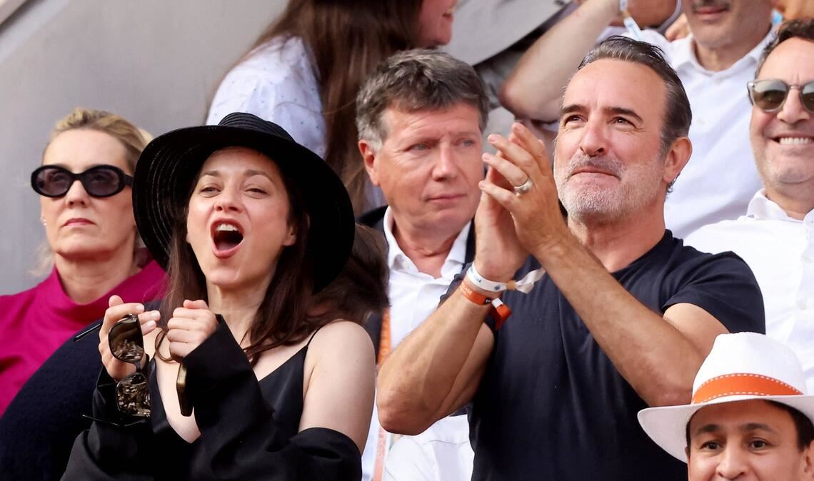 Die französischen Schauspieler Marion Cotillard und Jean Dujardin reagieren während des spannenden Endspiels auf der Tribüne.