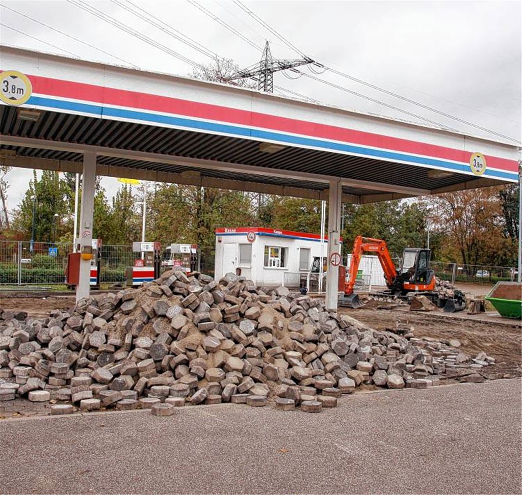 Die freie Tankstelle als Baustelle. 