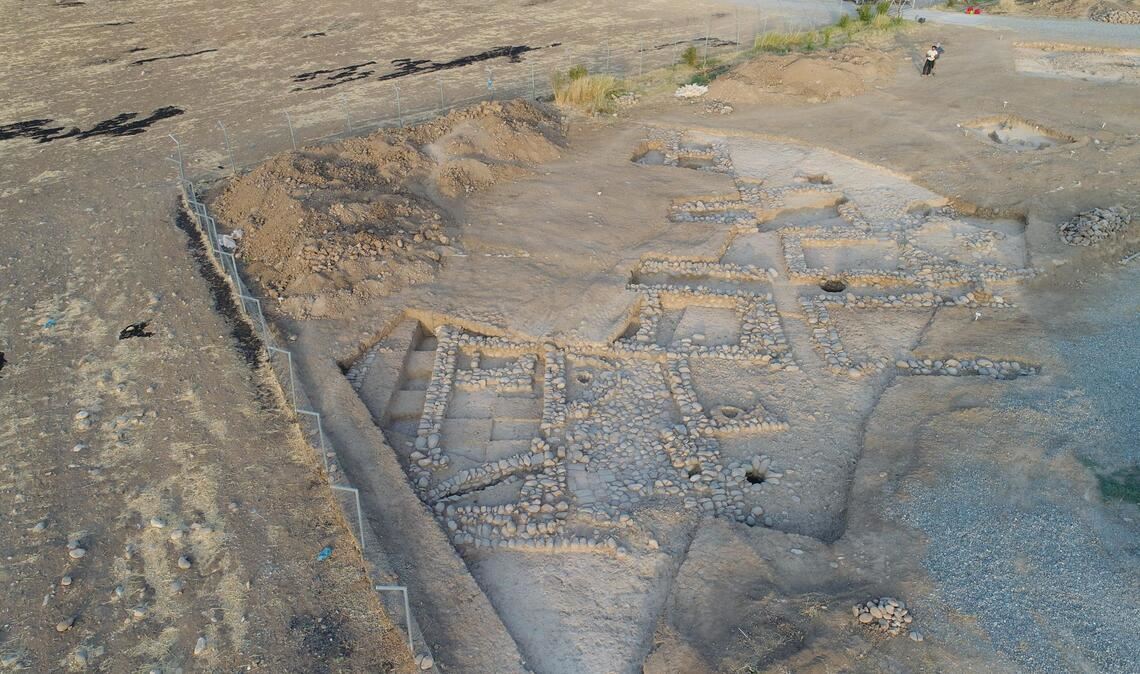 Die freigelegte Töpferwerkstatt von Gird-i Bazar. Aus dieser Perspektive sind die Mauern der Gebäude sowie pyrotechnische Anlagen deutlich zu erkennen.