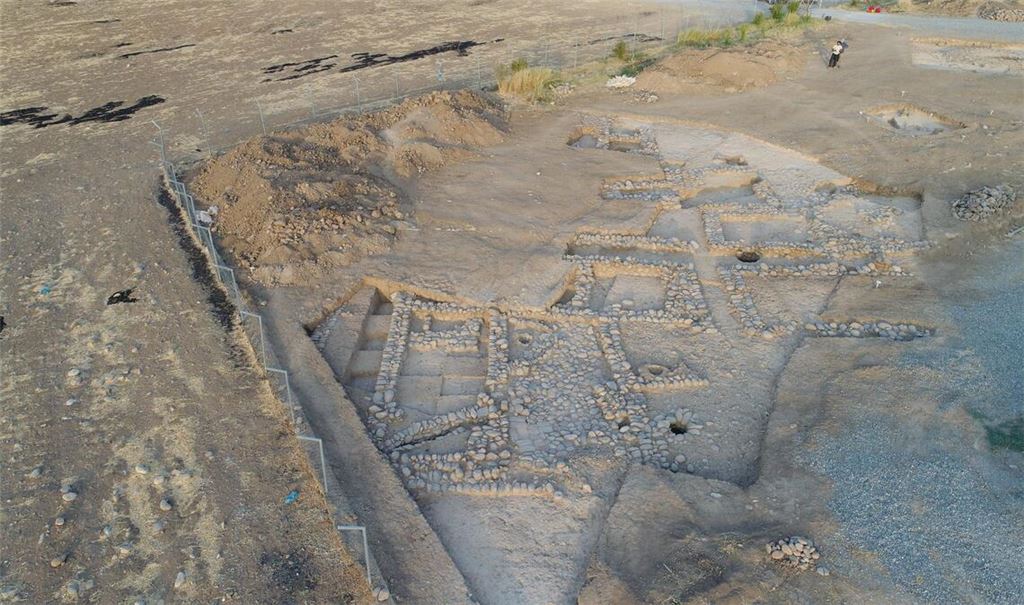 Die freigelegte Töpferwerkstatt von Gird-i Bazar. Aus dieser Perspektive sind die Mauern der Gebäude sowie pyrotechnische Anlagen deutlich zu erkennen.