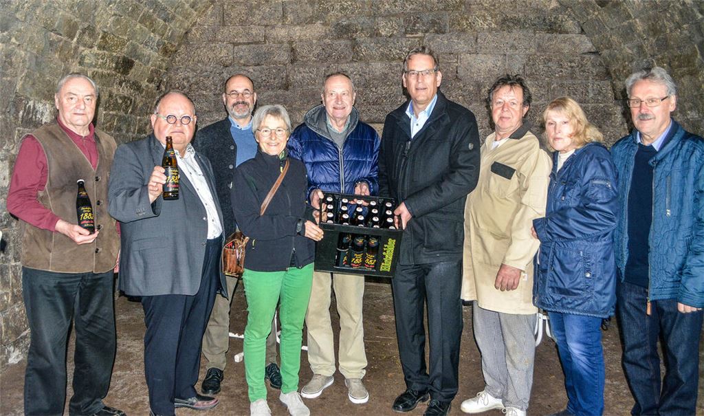 Die frisch gebraute „Wildhopfen Edition“ wird direkt im Bierkeller vorgestellt. 200 Kästen sind auf Vorrat. Foto: Stahlfeld