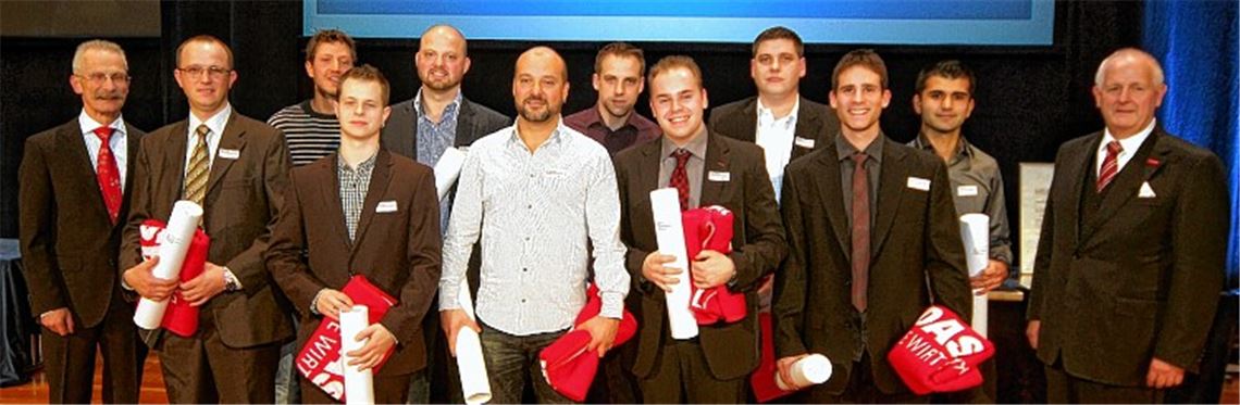 Die frischgebackenen Jungmeister aus dem Beruf des Feinwerkmechanikers, flankiert von Handwerks-Präsident Joachim Wohlfeil (re.) und Kammer-Geschäftsführer Gerd Lutz (li.).