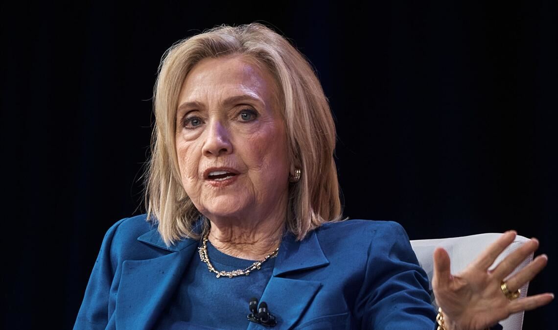 Die frühere US-Außenministerin Hillary Clinton hat bei einer Befragung vor dem US-Parlament jede Kenntnis von Straftaten des verurteilten Sexualstraftäters Jeffrey Epstein zurückgewiesen.