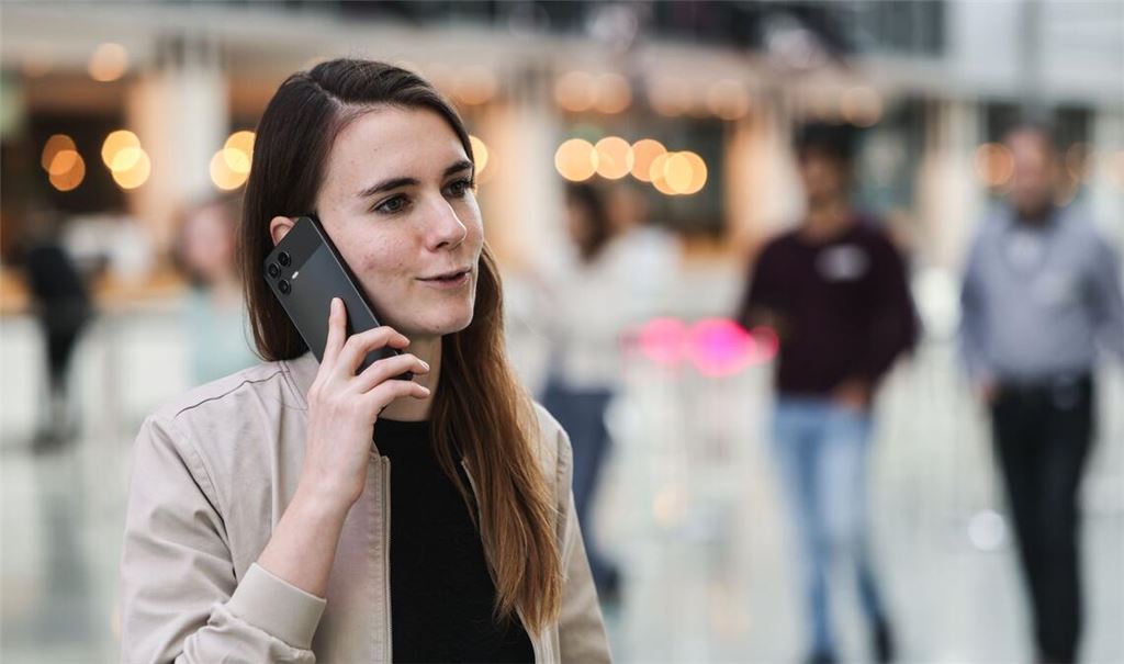 Die für KI zuständige Telekom-Mitarbeiterin Lena Drubel führt bei einer Testvorführung des KI-Assistenten ein Handytelefonat.