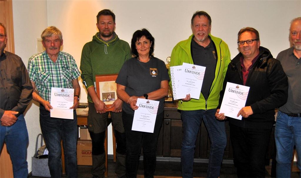Die für zehn- bis 50-jährige Zugehörigkeit Geehrten mit den Vorsitzenden Edgar Müller (li.) und Thomas Goll. Foto: privat