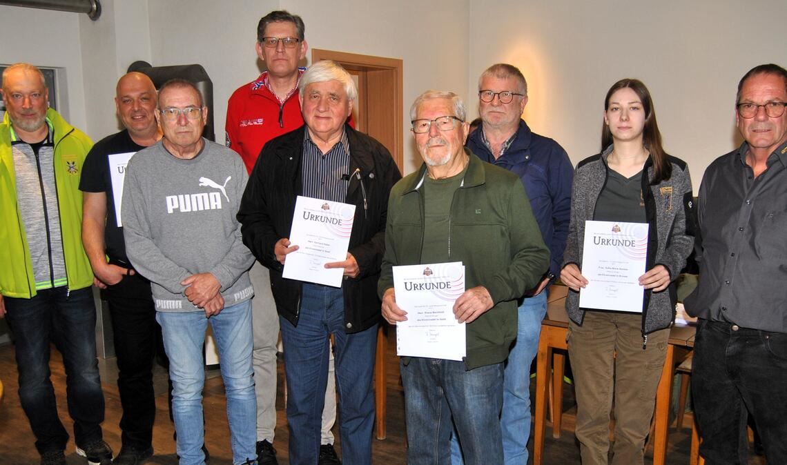 Die für zehn- bis 60jährige Zugehörigkeit zum Verein für Sportschießen Knittlingen geehrten Mitglieder mit den Vorsitzenden Edgar Müller (re.) und Thomas Goll (li.). Foto: Haller