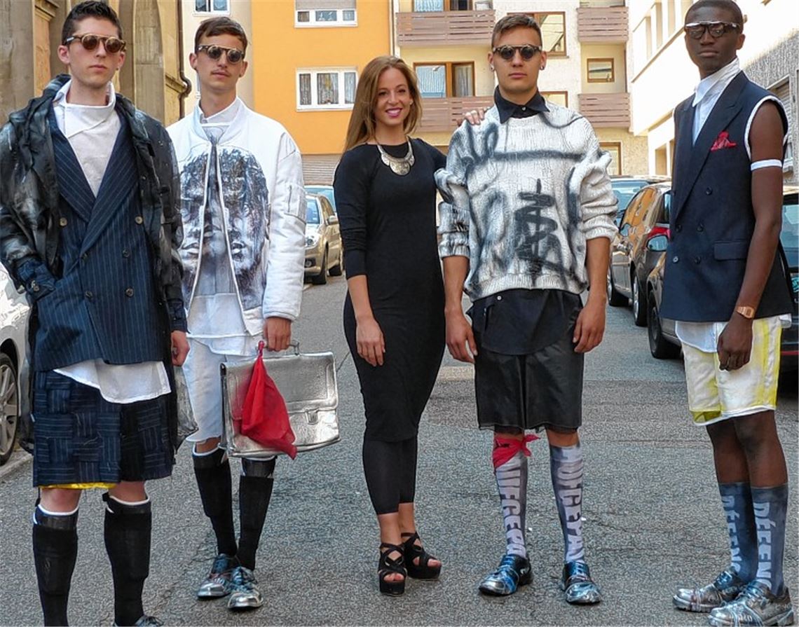 Die ganze Vielfalt des Designs: Lea Raichle schickt ihre Models direkt vom Büro zur Demonstration, Anja Theres Focking präsentiert ihren Zeichenstift. 