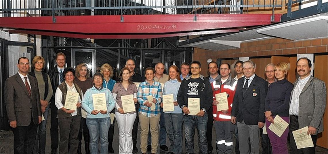 Die geehrten Blutspender mit Oberbürgermeister Frank Schneider (li.) und Thomas Krack vom Mühlacker DRK-Ortsverein (4. v. re.). Ganz rechts: Spitzenreiter Marc Warzawa.