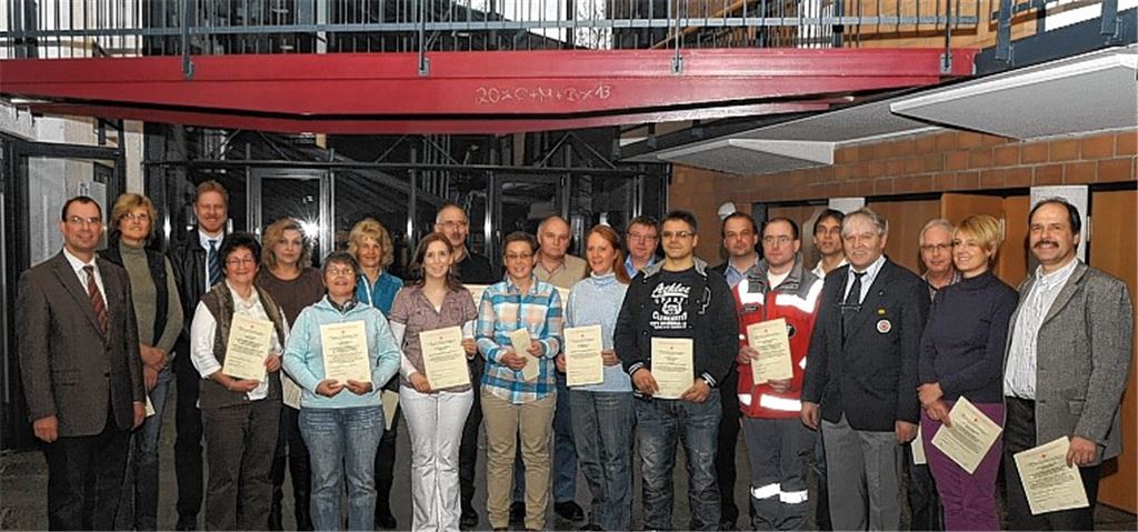 Die geehrten Blutspender mit Oberbürgermeister Frank Schneider (li.) und Thomas Krack vom Mühlacker DRK-Ortsverein (4. v. re.). Ganz rechts: Spitzenreiter Marc Warzawa.
