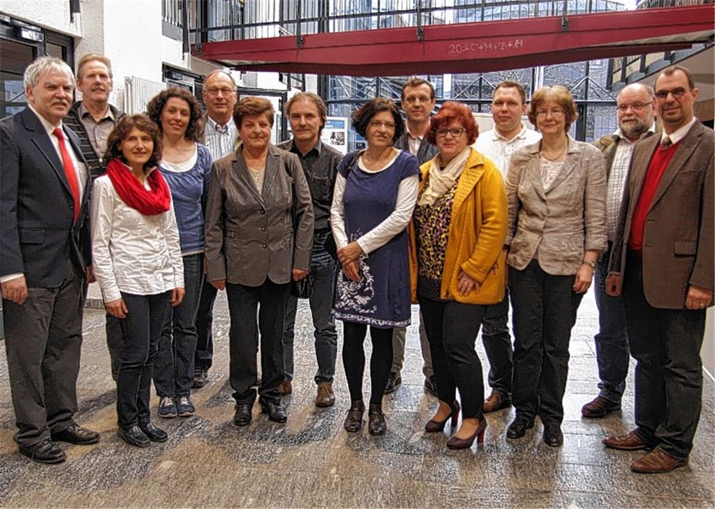 Die geehrten Blutspender mit Thomas Krack vom DRK-Ortsverein Mühlacker (li.) und Oberbürgermeister Frank Schneider (re.). Nicht alle Jubilare konnten die Auszeichnung am Montagabend persönlich entgegennehmen.