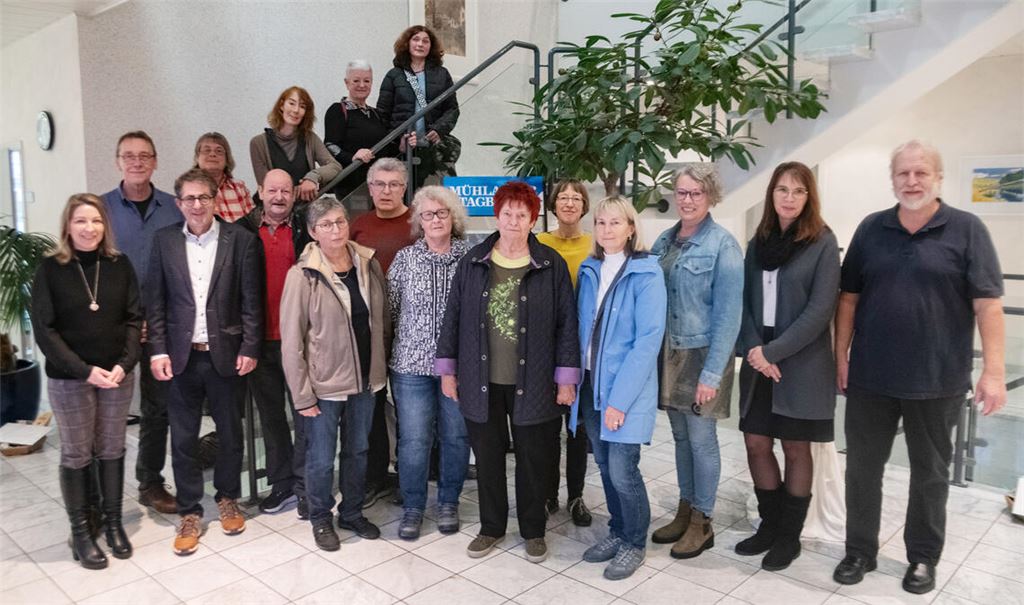 Die geehrten Jubilare und gewürdigten Mitarbeiter mit Verleger Hans-Ulrich Wetzel (3.v.li.). Foto: Fotomoment