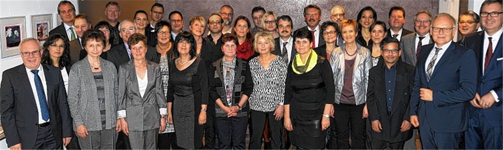 Die geehrten Mitarbeiter zusammen mit den Geschäftsführern Jürgen Steinbeck (re.), Siegfried Karst (li.) und Jürgen Pfab (vierter v. re.), Enzkreis-Landrat Karl Röckinger (dritter v. re.) und Knittlingens Bürgermeister Heinz-Peter Hopp (dritter v. li.) zum Erinnerungsfoto. 