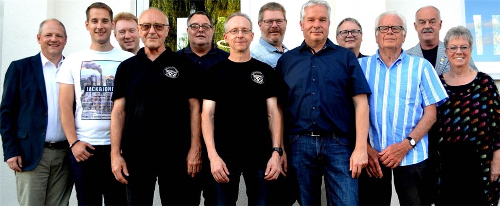 Die geehrten Mitglieder der Schachfreunde Illingen mit Turngau-Präsidentin Bärbel Vorrink (re.) und dem Schachbezirks-Vorsitzenden Dr. Christoph Mährlein (li.). Foto: Stahlfeld