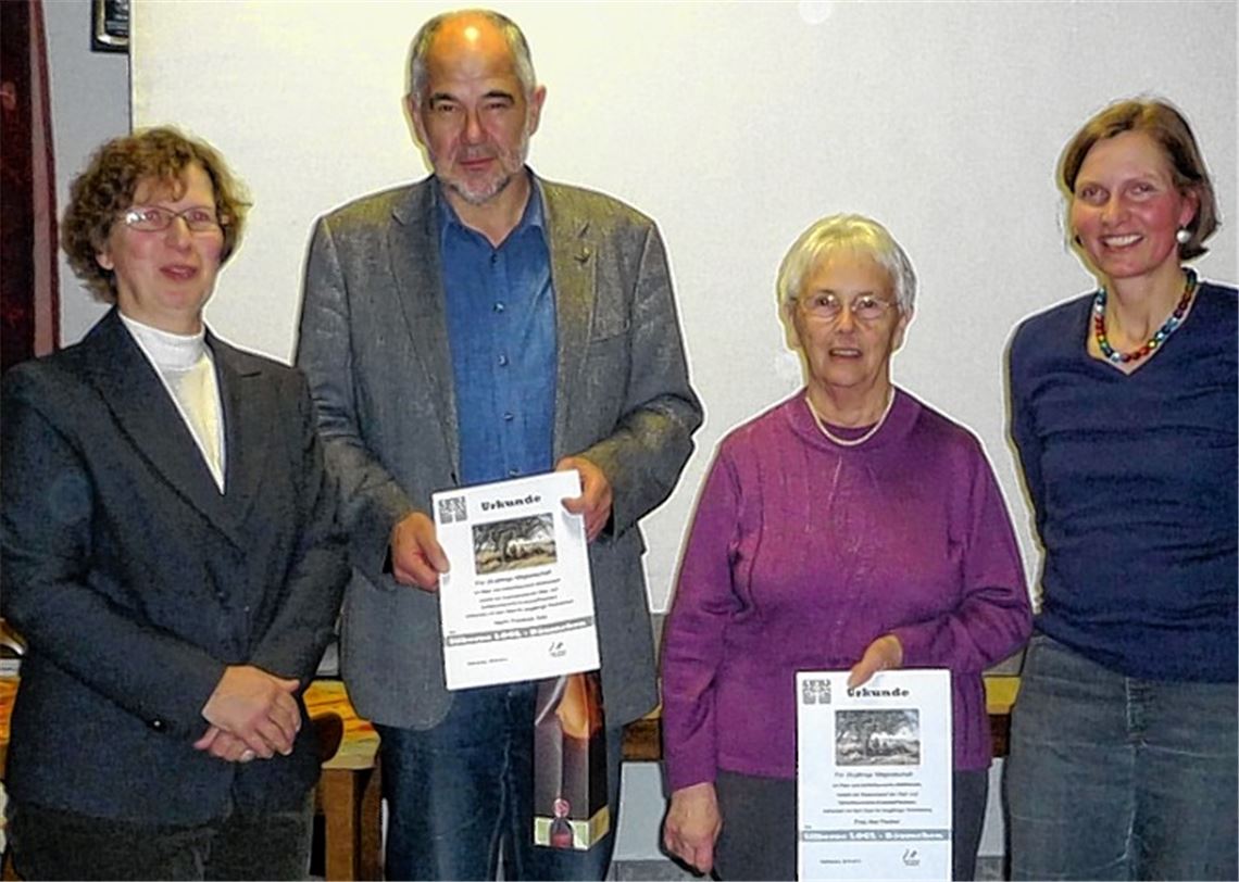 Die geehrten Mitglieder des OGV Mühlhausen Ilse Fischer und Fritz Ade mit der Kassenführerin Beate Dütsch (re.) und der Ersten Vorsitzenden Dr. Ulrike Fuchs (li.).