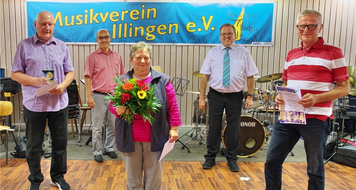 Die geehrten Mitglieder (erste Reihe v.li.) Wolfgang Sinnl, Angelika Michalzyk und Karl Daimer. Die Ehrung nehmen Bürgermeister Eiberger und Reimund Scheytt vor.privat