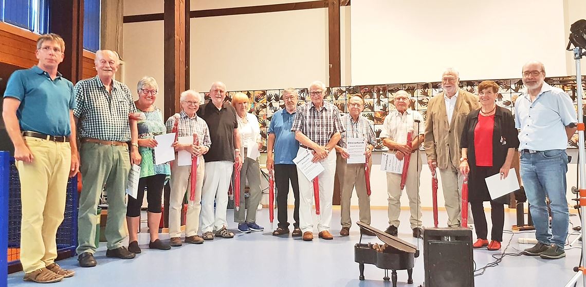 Die geehrten Mitglieder mit 50, 55 und 60 Jahren Zugehörigkeit zur Gewerkschaft Erziehung und Wissenschaft (GEW), flankiert links und rechts von den Kreisvorsitzenden Dietrich Gerhards und Joachim Eichhorn. Foto: privat