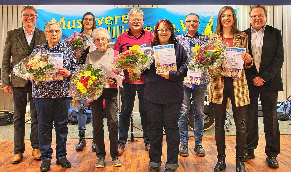 Die geehrten Mitglieder mit Bürgermeister Armin Pioch (li.) und dem Vorsitzenden Reimund Scheytt (re.): Ursula Enthöfer (ab 2. v.li.), Teresa Dagenbach, Ingrid Binder, Uwe Mantai, Bianca Malucha, Georg Dürr und Alissa Hauser. Foto: privat