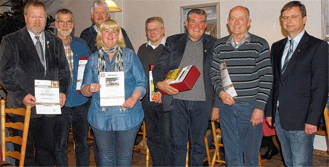 Die geehrten Mitglieder mit dem Kreisverbandsvorsitzenden Jürgen Metzger (re.) und dem Vorsitzenden des OGV Ötisheim, Joachim Schweikert (li.). 