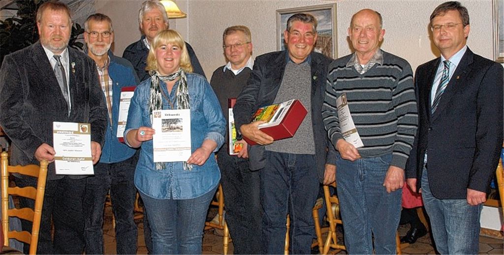 Die geehrten Mitglieder mit dem Kreisverbandsvorsitzenden Jürgen Metzger (re.) und dem Vorsitzenden des OGV Ötisheim, Joachim Schweikert (li.). 