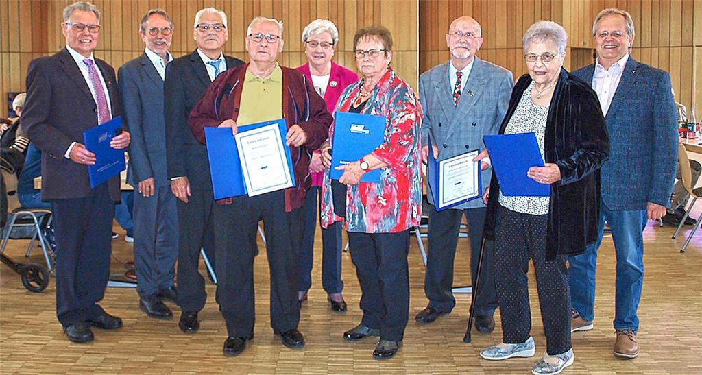 Die geehrten VdK-Mitglieder Gerhard Mamber (v.li.), Bernhard Gschwender, Dieter Wöntz, Dieter Wolf, Ingrid Benda, Edeltraut Blanco, Werner Koslowski, Ursula Schmidt mit dem Ötisheimer Bürgermeister Werner Henle. Foto: Filitz