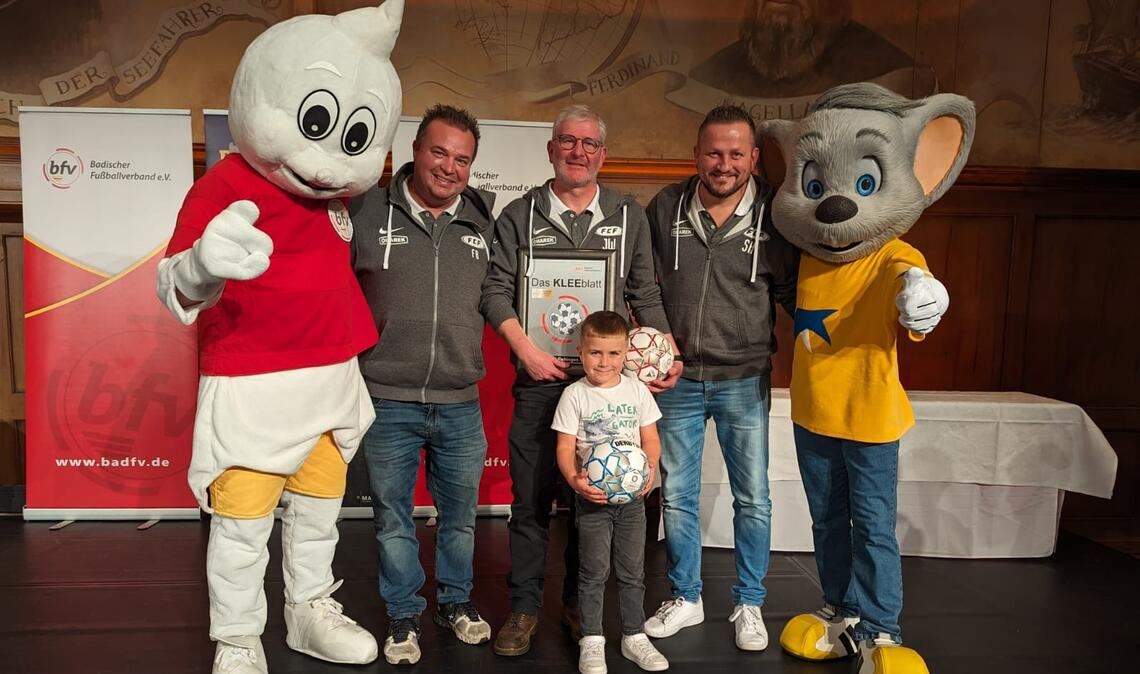 Die geehrten Vertreter des Flehingen mit „Kleeblatt“-Urkunde und Maskottchen. Foto: M. Hess