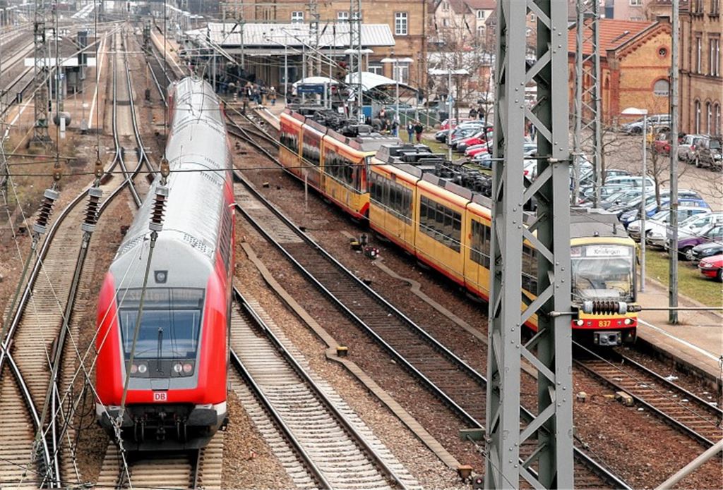 Die gelben Stadtbahnen sollen bald Geschichte sein. Ab 2017 soll ein Halbstundentakt zwischen Stuttgart und Karlsruhe geben. Foto: Kollros