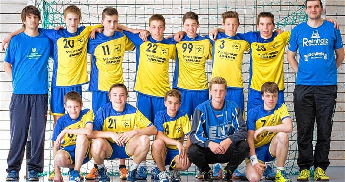 Die gemeinsame B-Jugend von Blau-Gelb Mühlacker und TSG Niefern feiert den Aufstieg: Betreuer Marcel Folk, Malte Eberhardt, Cedric Maleck, Sallie Raithel, Steffen Kindler, Max Meier, Fabian Strohhäcker, Betreuer Frank Schlegel (hinten v. li.); Patrick Schütz, Julian Welte, Fabian Kroner, Lukas Selinka, Manuel Bauer (vorne v.li.). Zum Kader gehören außerdem Timon Fritzsch, Christian Schwinghammer, Matthias Bauer und Josia Fritzsch. Foto: privat