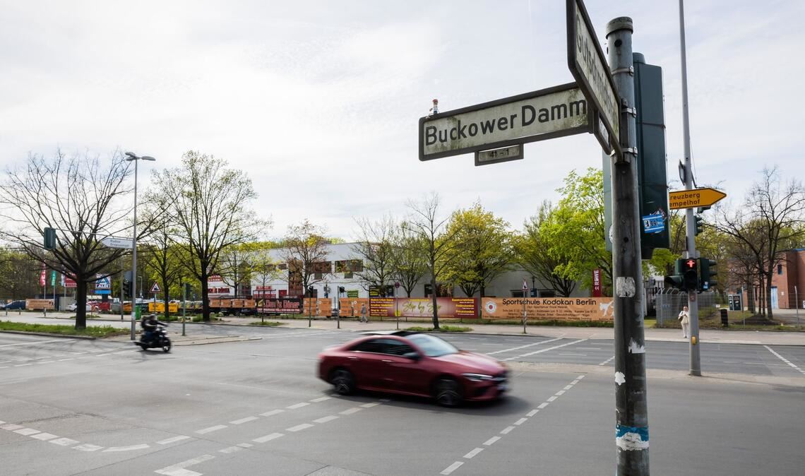 Die gemeinsame Fahrt zweier Mädchen auf einem E-Scooter durch Berlin-Neukölln endet für eine 14-Jährige tödlich.