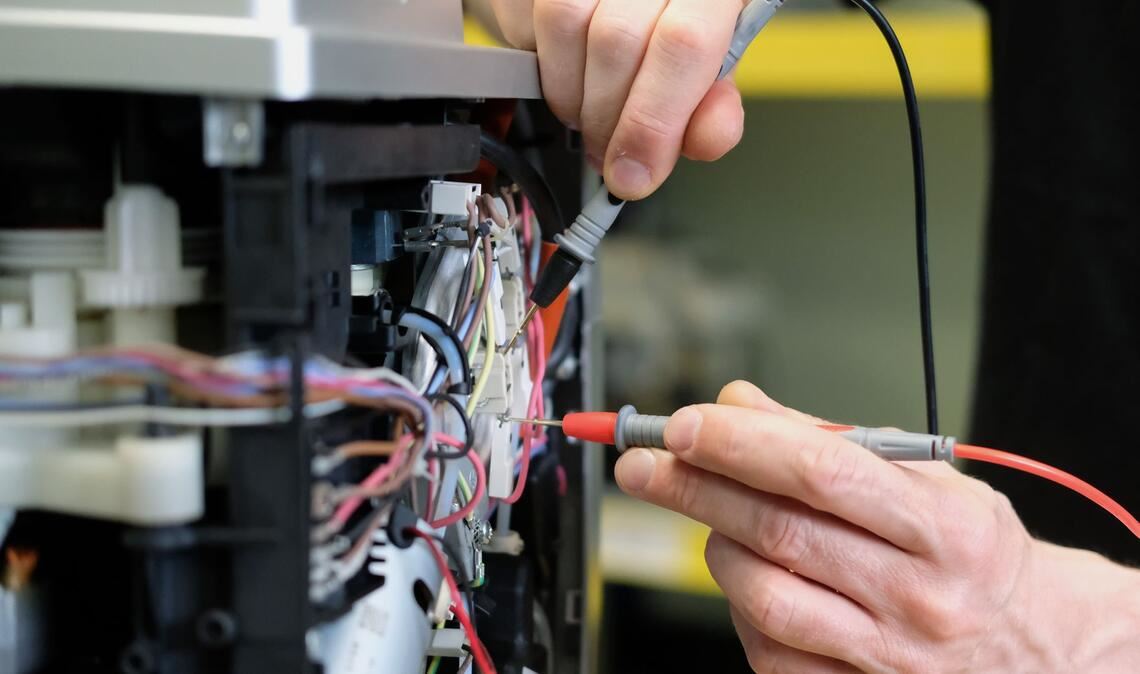 Die geplante Gesetzesänderung soll die Entscheidung für eine Reparatur und gegen den Neukauf erleichtern. (Symbolbild)