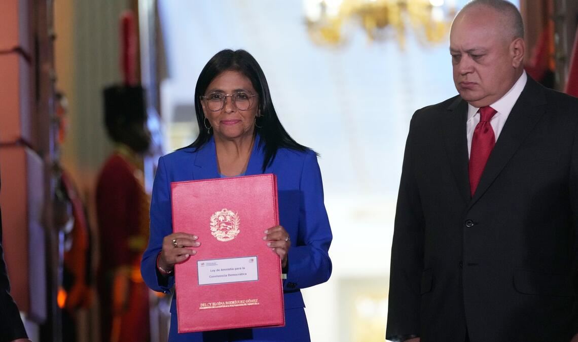 Die geschäftsführende Präsidentin Delcy Rodriguez hält ein verabschiedetes Amnestiegesetz hoch.