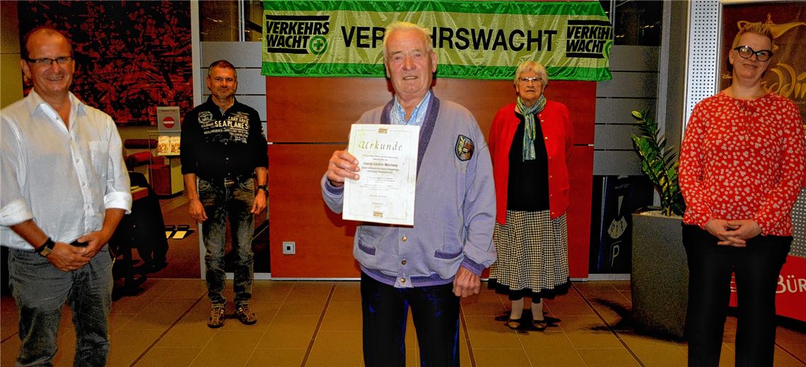Die gewählten Amtsinhaber Winfried Abicht (v.li.). Raimund Bauer, Erika Gerlach und Astrid Niederl mit dem Geehrter Hans-Ulrich Michels (Mitte). Foto: Stahlfeld